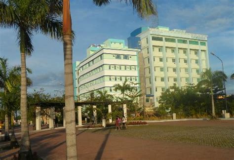THE 10 CLOSEST Hotels to Smallville Complex .